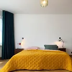 Family Floor - La Couronne - Authentiek Met Veel Lichtinval